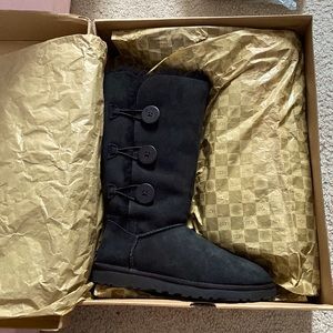 UGG Bailey Button Triplet BLK